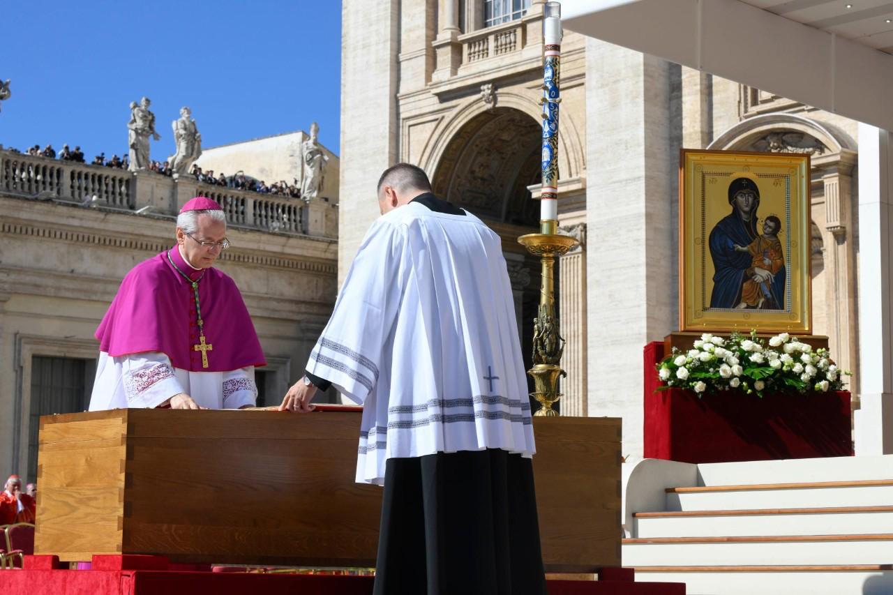 Al final de la misa, el féretro fue trasladado en procesión por las calles de Roma hasta la Basílica de Santa María la Mayor, donde Francisco fue enterrado, cumpliendo su deseo de descansar cerca de la imagen de la Salus Populi Romani, a la que tenía gran devoción.