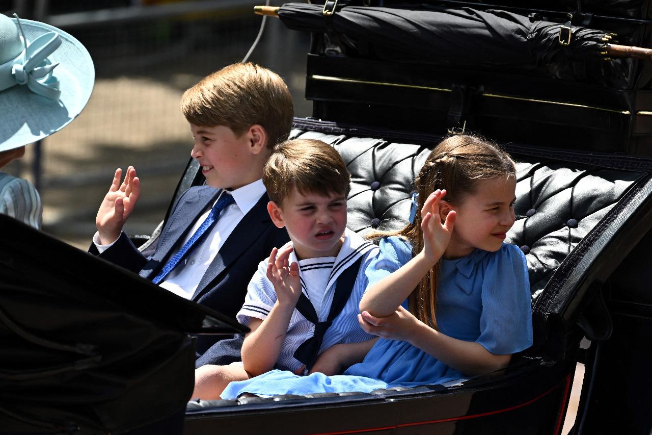 Los príncipes George, Charlotte y Louis hicieron su debut en carruaje.