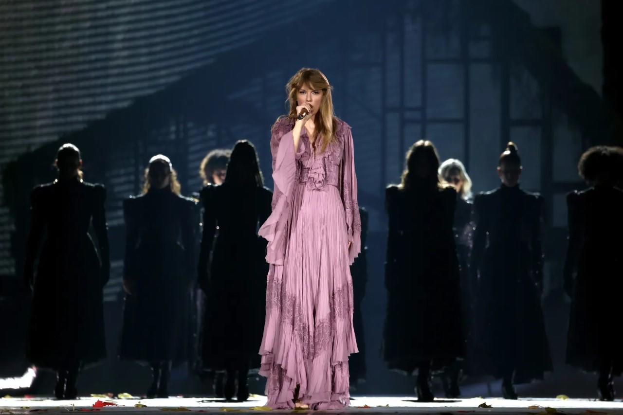 Este magnífico vestido deja ver a una romántica Taylor, diseñado por Alberta Ferretti y hecho a la medida de la cantante; creado a base de cristal, mangas solapadas y un poco de encaje.