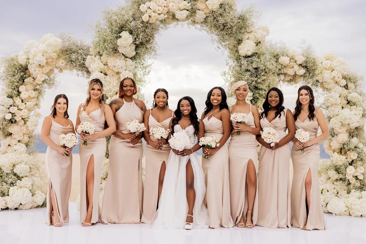 Las damas de honor usaron vestidos color champán de Revelry