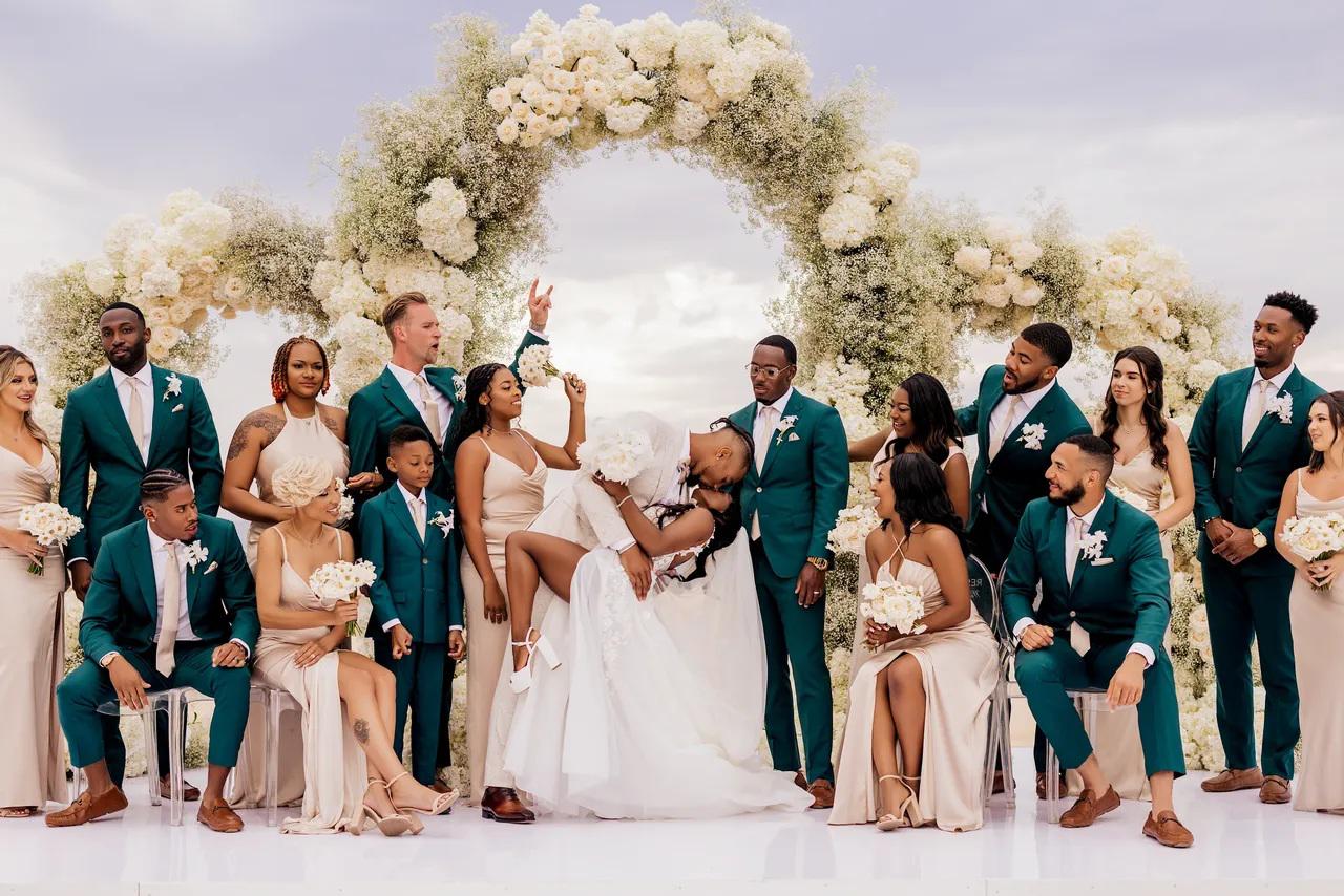 Las damas de honor usaron vestidos color champán de Revelry, y los padrinos de boda usaron trajes personalizados de Adam Ross The Suit Boss.