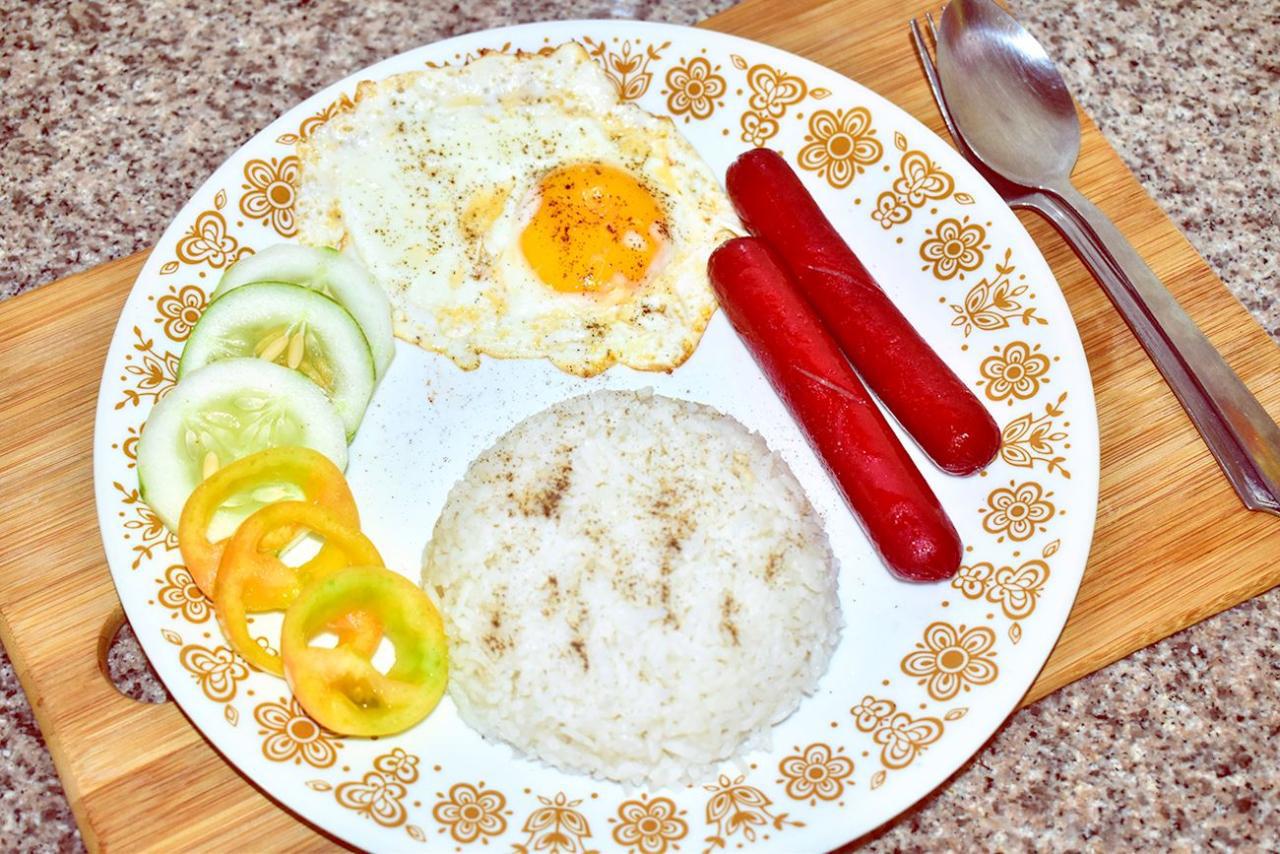 El hotsilog es una comida de Filipinas, los principales alimentos que la componen son arroz frito, huevo frito y hot dog. 