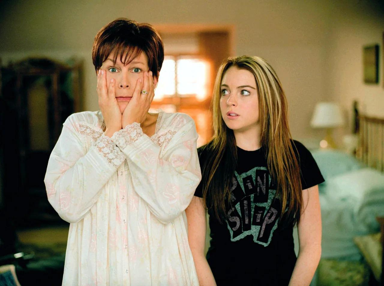 Lohan y Curtis retoman sus icónicos roles como Anna y Tess Coleman, respectivamente, en esta continuación de la amada comedia del 2003. Aunque los rumores sugerían que la secuela podría ser exclusiva de Disney+, el estudio ha aclarado que el filme será proyectado en la gran pantalla, siguiendo los pasos del éxito mundial de su predecesora, que recaudó la impresionante suma de 160 millones de dólares en taquilla.
