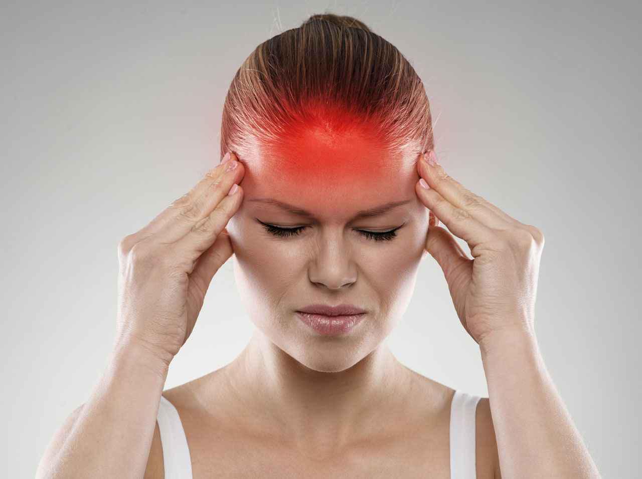 Migraña. La migraña está asociada a la deshidratación; cuando se toma poca agua se dilatan los vasos sanguíneos produciendo fuerte e intensos dolores de cabeza que, en algunas ocasiones, están acompañados de temperaturas elevadas. 