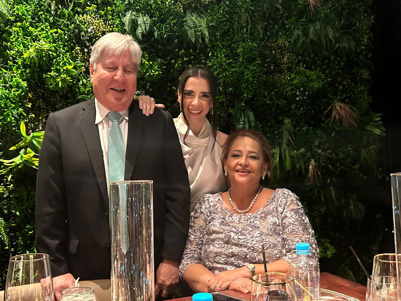 Aldo José y Sandra Lanzas con la novia.