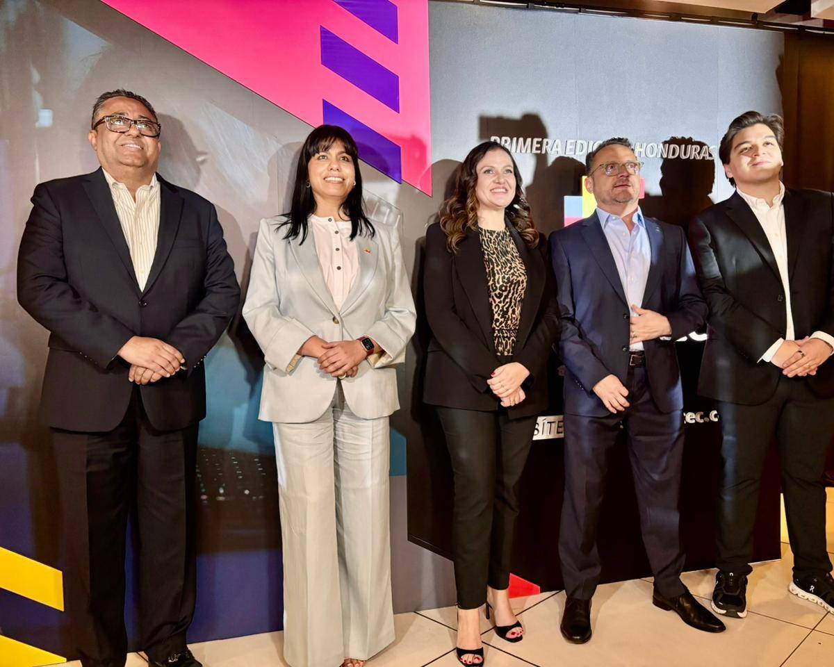 Miembros de la Junta Directiva de Davivienda durante el lanzamiento de Espaciotec, programa que busca fortalecer la conexión entre ecosistemas emprendedores de Centroamérica y abrir nuevas posibilidades para proyectos tecnológicos con potencial de crecimiento regional.