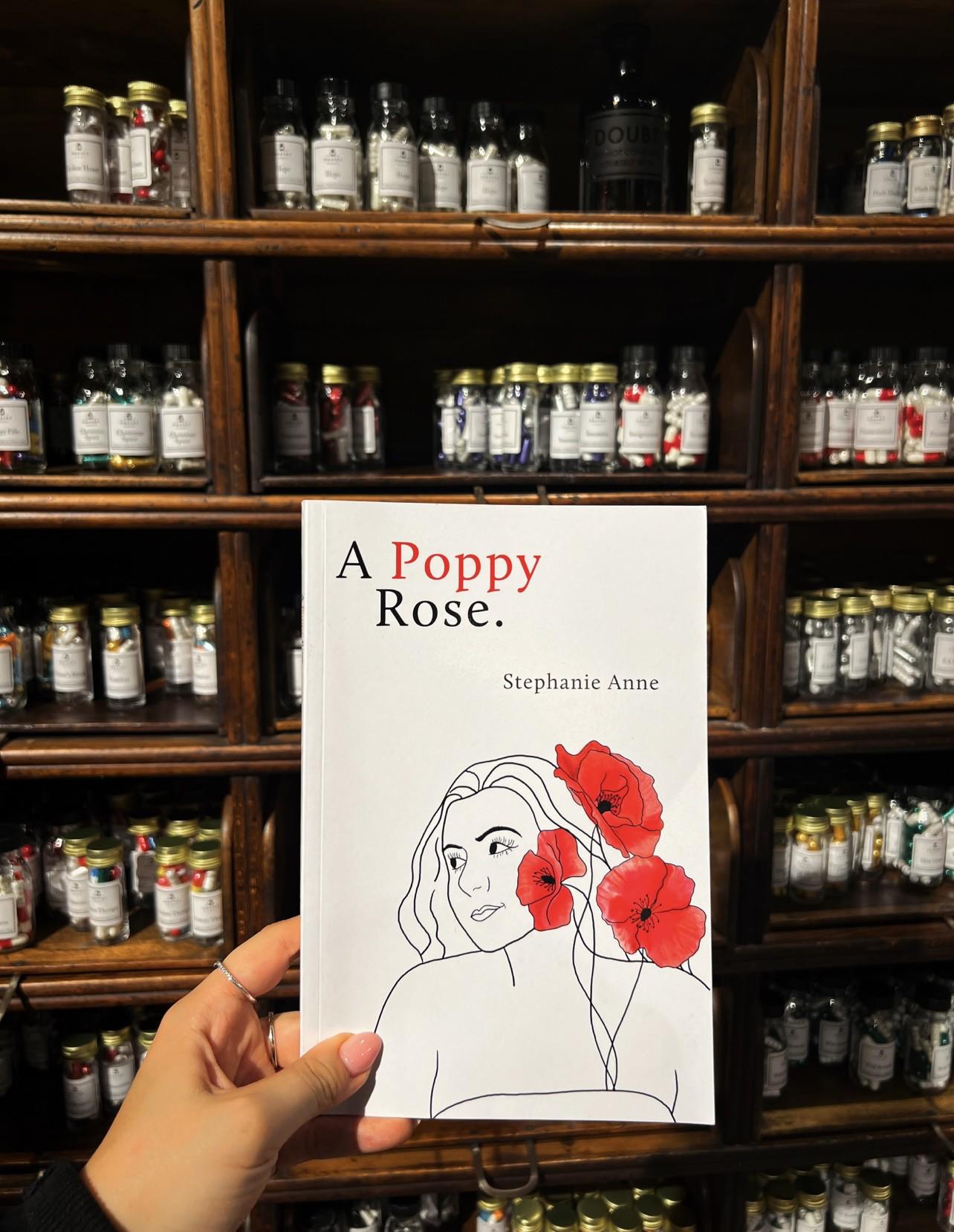 Stephanie Anne: la escritora hondureña que escribió su novela en tres semanas y conquista con su poemario A Poppy Rose.