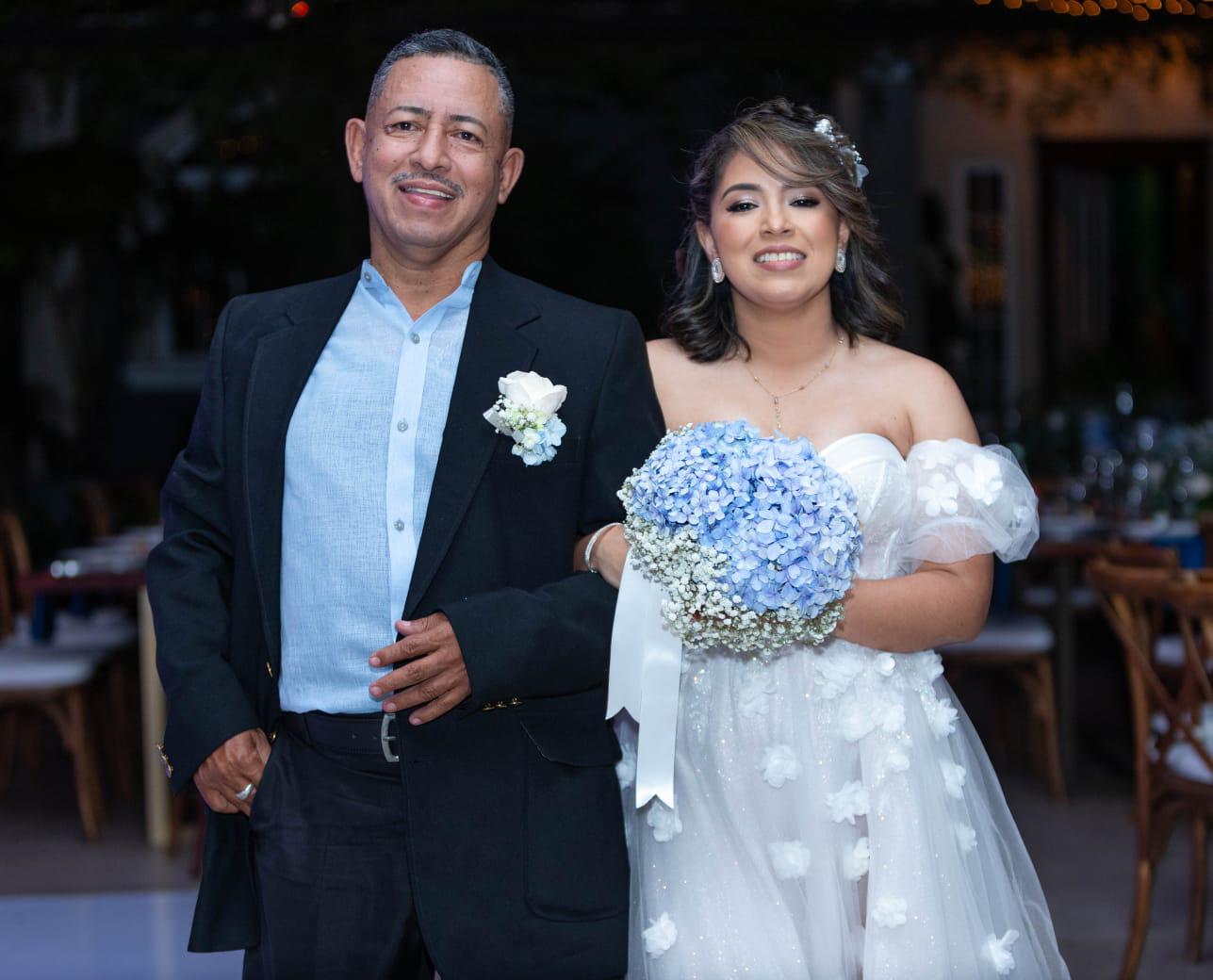 La novia acompañada de su padre Máximo Soriano 