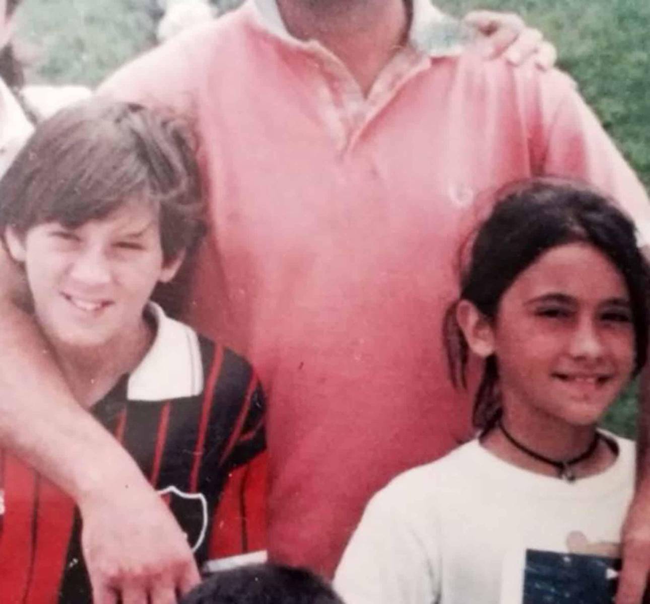Messi y Antonella se conocieron desde niños, cuando el futbolista tenía 9 y Rocuzzo 8 años. Ambos coincidieron durante las vacaciones de verano gracias a Lucas Scaglia, quien era amigo de Lionel, pero también primo de Antonella. Desde el primer momento que la vio Messi quedó totalmente enamorado.