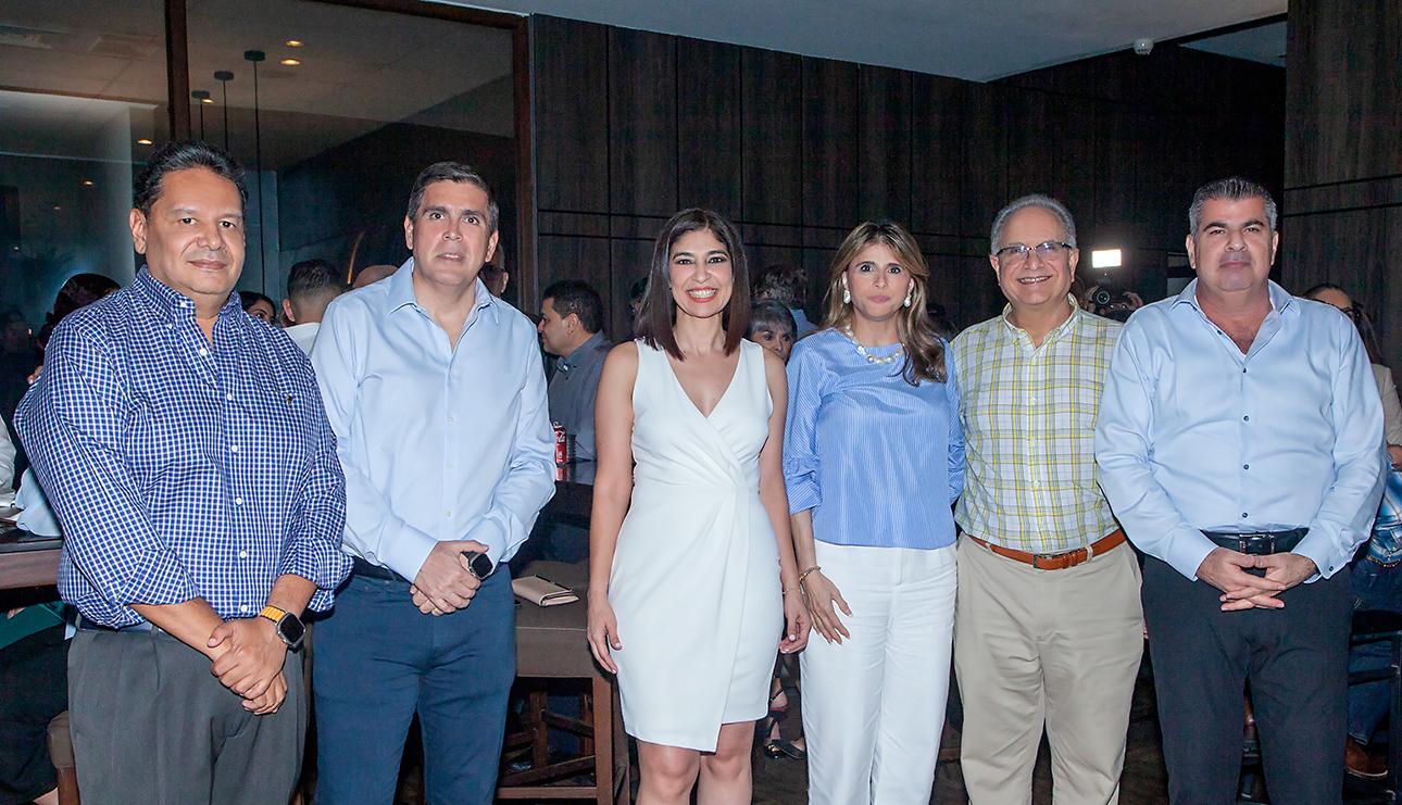 Jorge Rivera, Aldo Piaggio, Mariela Pineda, Vivían y Mauricio Kattán con Alex Canahuati.