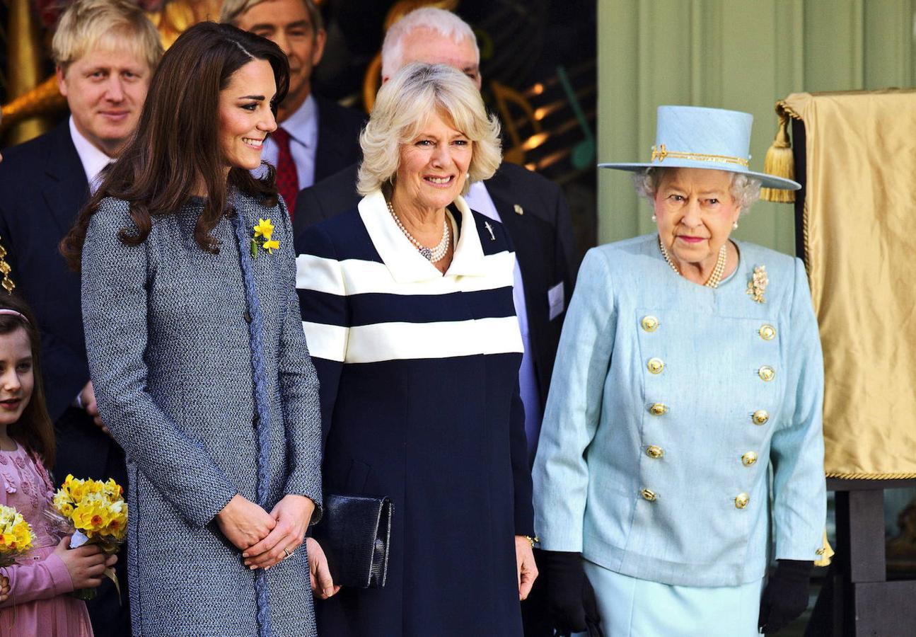 La plena aceptación de la reina Isabel II tardó en llegar, pero en sus últimos años fue evidente su apoyo a Camila, quien solía acompañar a la monarca a diversos compromisos oficiales