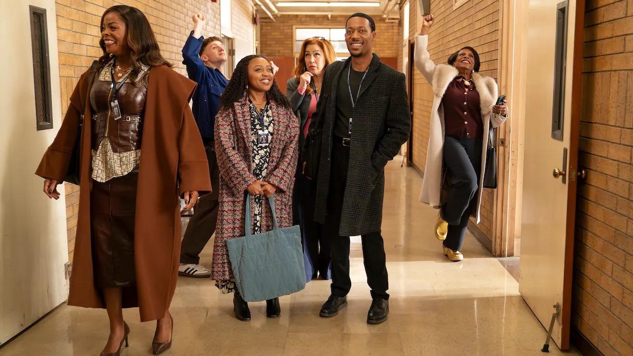 <b>Abbott Elementary (Hulu)</b>Esta premiada comedia de ABC sigue a un grupo de apasionados profesores de una escuela de Filadelfia que se enfrentan a los retos del sistema escolar público, rindiendo homenaje a los maestros que se esfuerzan al máximo por sus alumnos.