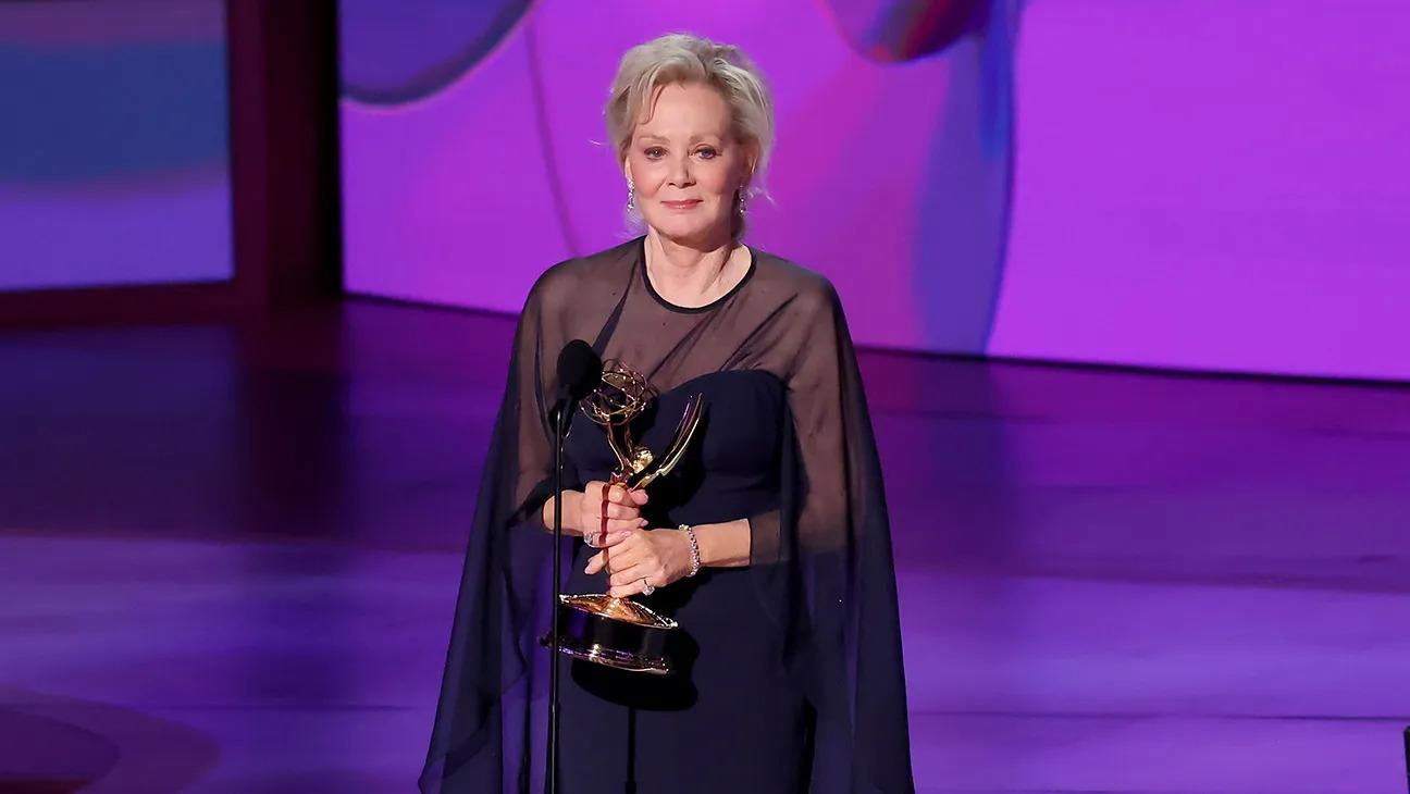<b>Mejor actriz principal en una serie de comedia - </b>Jean Smart (Hacks).