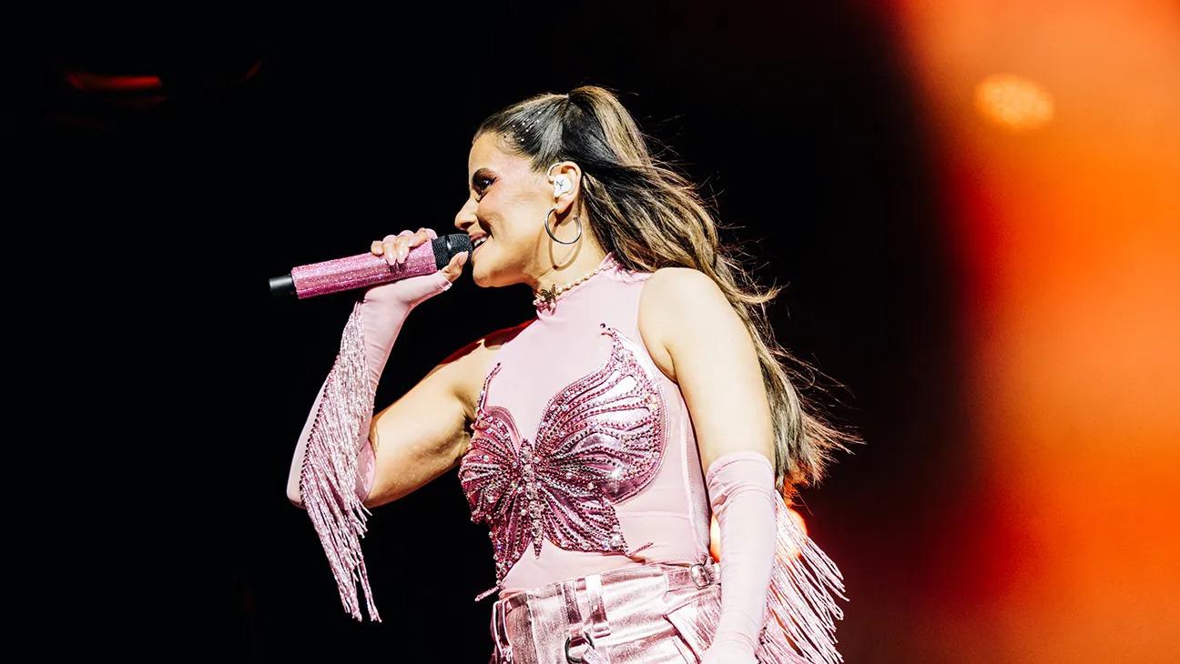 Justo cuando estaba en el escenario durante el show de cierre de Dolla en la carpa Sahara, Nelly Furtado se tropezó mientras interpretaba “Eat Your Man”, cayendo al suelo con fuerza. Se levantó de inmediato y, como una profesional, siguió cantando. Siempre elegante, tomó la situación con sentido del humor, publicando en Instagram después del set: “Literalmente lo dejé todo en el escenario, incluyendo mi sangre. Todo por ti, Dom Dolla”.