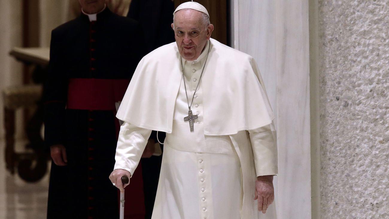<b>La encíclica </b><i><b>Laudato si’</b></i><b> y su postura sobre el cambio climático</b>En 2015, el Papa Francisco publicó la encíclica <i>Laudato si’</i>, que hace un llamado urgente al cuidado del medio ambiente y aborda el cambio climático. Si bien la encíclica fue aclamada por muchos activistas y científicos, algunos sectores dentro de la Iglesia y en la política mundial criticaron su postura, alegando que el Papa se estaba metiendo en temas políticos y económicos que no corresponden a la doctrina de la Iglesia.