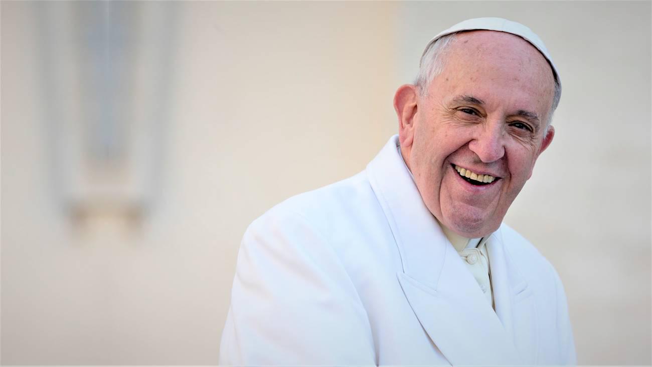 Desde su elección en 2013 hasta su fallecimiento en abril de 2025, el Papa Francisco tejió un legado que desafió las convenciones y revitalizó la esencia de la Iglesia Católica. Con una visión inclusiva y una determinación inquebrantable, abordó temas sociales, políticos y medioambientales, dejando una huella imborrable en la historia contemporánea.