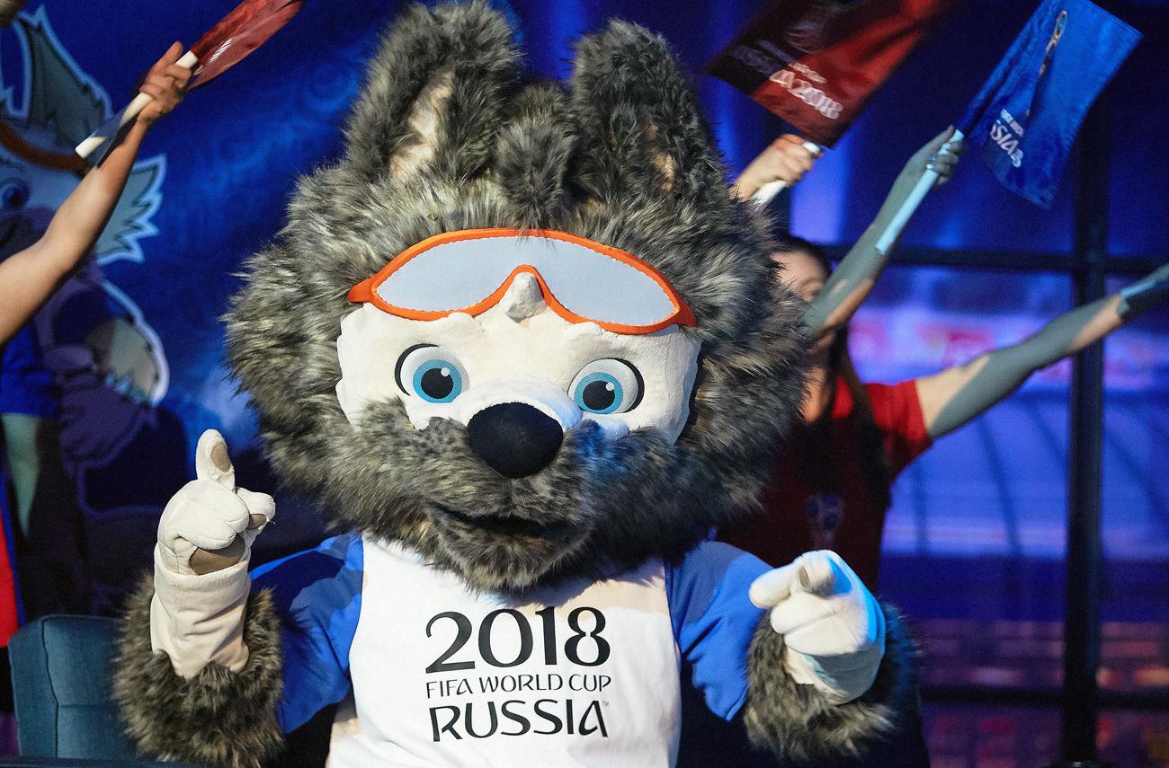 Zabivaka - Rusia 2018 Zabivaka es un nombre ruso con significado de “el que anota” y más de un millón de personas votaron para nombrarlo así. El lobo divertido es realmente un embajador de buena voluntad en Rusia.