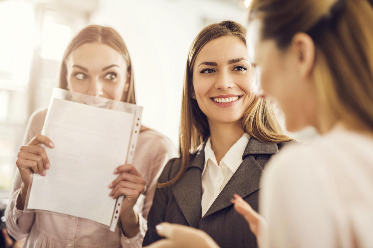 9. <b>CERO CHISMES.</b> Otro punto crítico y desagradable es apropiarse del mérito de otros e involucrarse en chismes. Deja mucho que desear sobre quien lo dice como quien participa del mismo. En las conversaciones se percibe que tan prudente y ubicado eres. Quedan descartadas las preguntas directas o personales, los temas polémicos, brindar demasiada información personal y criticar personas ausentes. 