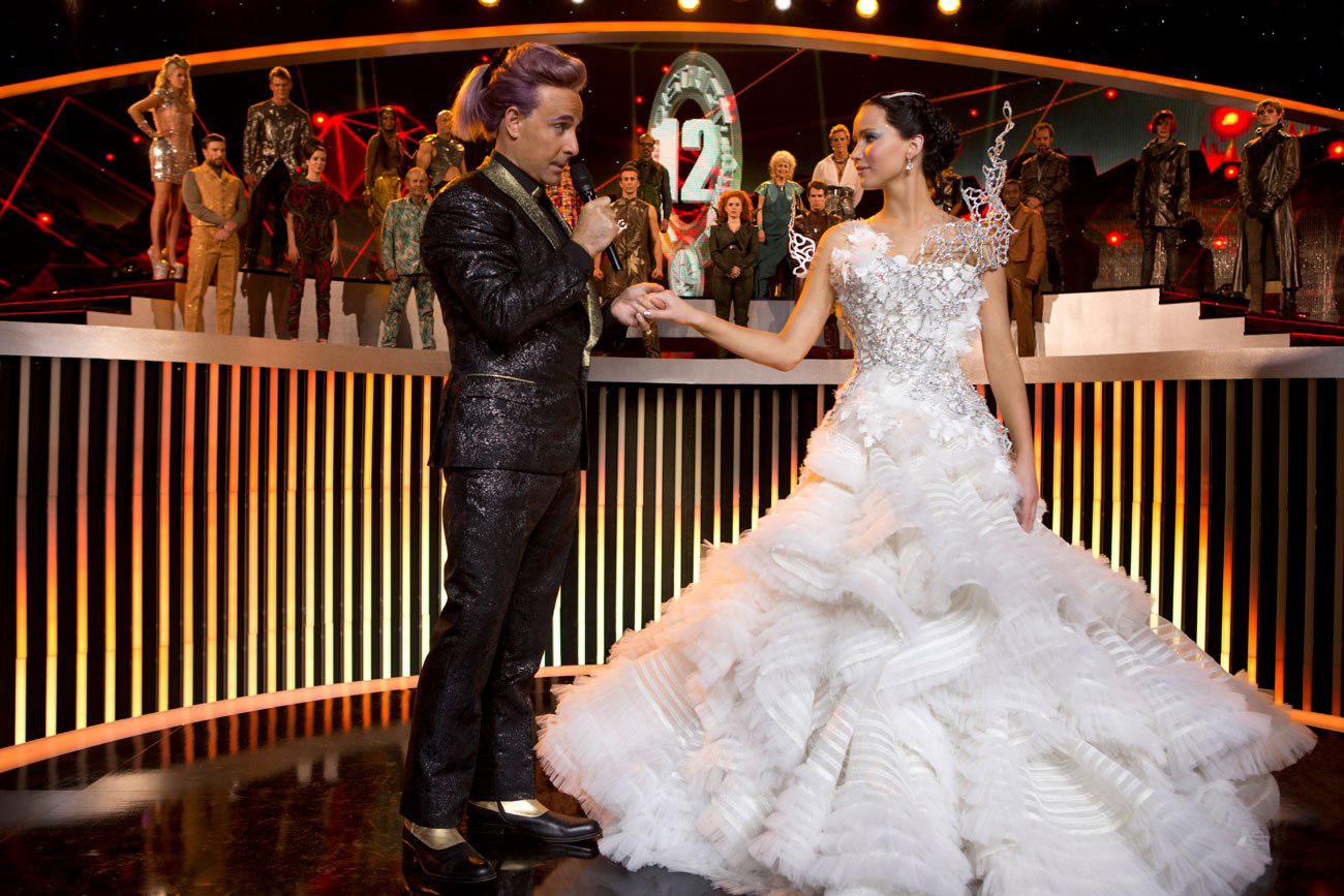 Los juegos del hambre: en llamasLa moda de los Juegos del Hambre es demasido excéntrica, específicamente la del Capitolio, pero este vestido de novia, el cual Katniss (Jennifer Lawrence) “no pudo usar” por ir a los 75º Juegos del Hambre, quedará marcado en nuestras memorias como uno de los mejores looks de toda la saga. 