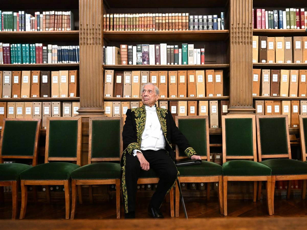 Mario Vargas Llosa hace historia al ingresar a la Academia Francesa