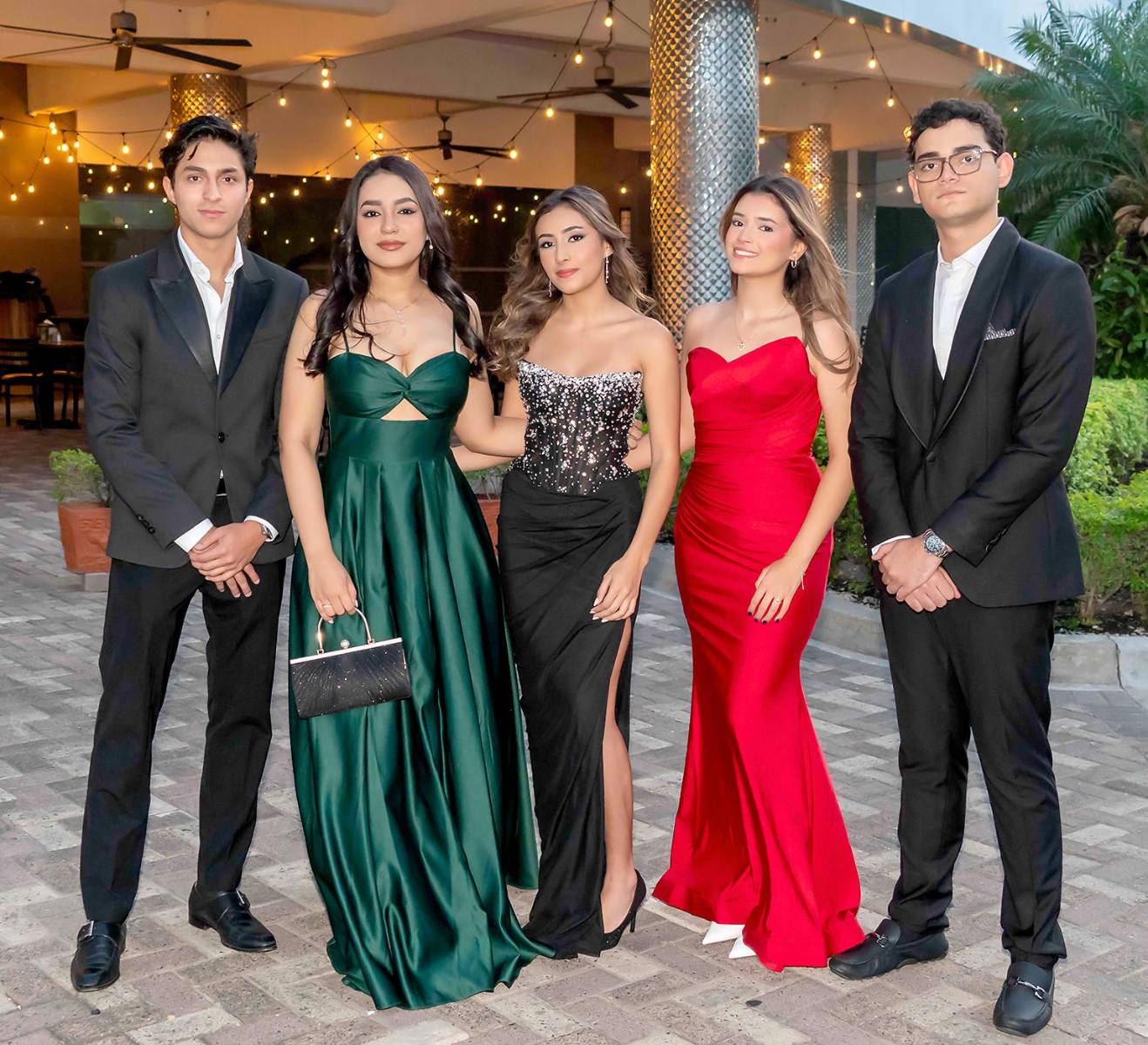  Así se vivió la Senior Dinner de los seniors 2026 de la Western International School, las jovencitas lucieron elegantes vestidos, mientras que los varones, usaron trajes de esmoquin. El encuentro se realizó en elsalón Trujillo del hotel Copantl &amp; Convention Center. La ocasión fue propicia para elevar una oración de Acción de Gracias y luego seofreció una cena que se prolongó por varias horas entre selfies y felicitaciones. La fiesta de graduación se realizará el 20 de junio en el Hotel Copantl &amp; Convention Center. Pietro Rastelli, Alejandra Martínez, Camila Mayorga, Valentina Villeda y KennetLara.