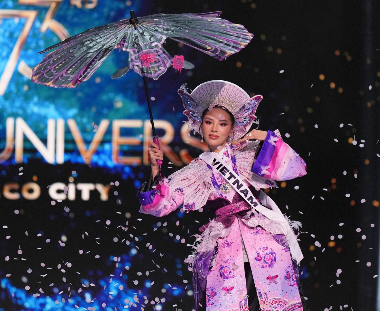Miss Vietnam deslumbró con un impresionante look inspirado en las mariposas, símbolo de transformación y belleza. Su traje, lleno de detalles intrincados y colores vibrantes, evocaba la delicadeza y gracia de estas criaturas, destacando la conexión con la naturaleza y la riqueza cultural de su país.