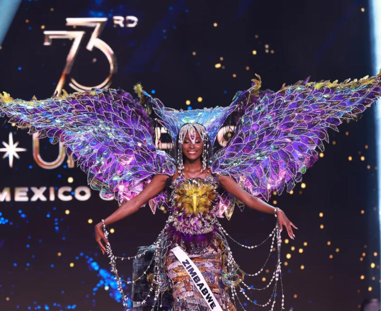 Miss Zimbabwe, Sakhile Dube, deslumbró con un traje que la transformó en un águila multicolor, símbolo de poder, libertad y majestuosidad. Con detalles vibrantes y un diseño espectacular, su atuendo rindió homenaje a la fauna de su país y a la fuerza que representa esta emblemática ave, reflejando el espíritu indomable de Zimbabwe.