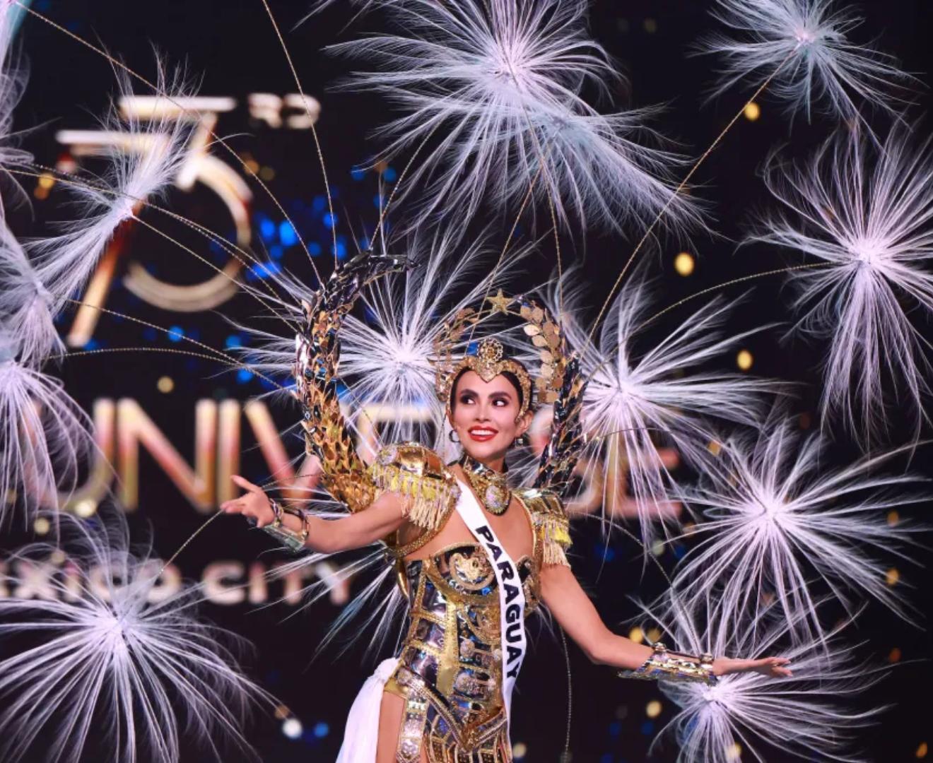 Naomi Méndez eligió un traje que honra la mitología y las tradiciones guaraníes, elementos fundamentales de la cultura paraguaya. Inspirado en la guarania, un estilo musical tradicional de Paraguay, el diseño incorpora símbolos y colores que reflejan la profunda conexión del país con sus raíces indígenas.