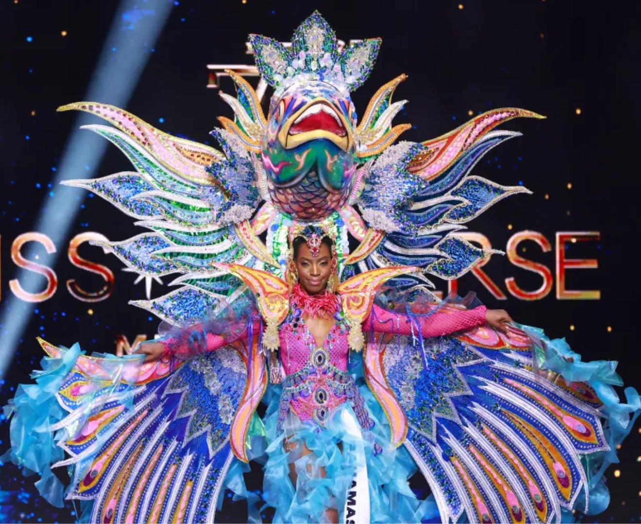 Al presentar a Miss Bahamas, Selvinique Wright, el presentador del certamen destacó: “El pez loro se alimenta de corales y algas, y transforma todo en arena.” Esta descripción introdujo el impactante traje de Selvinique, inspirado en esta fascinante criatura marina, símbolo de los vibrantes ecosistemas que rodean las islas de Bahamas.