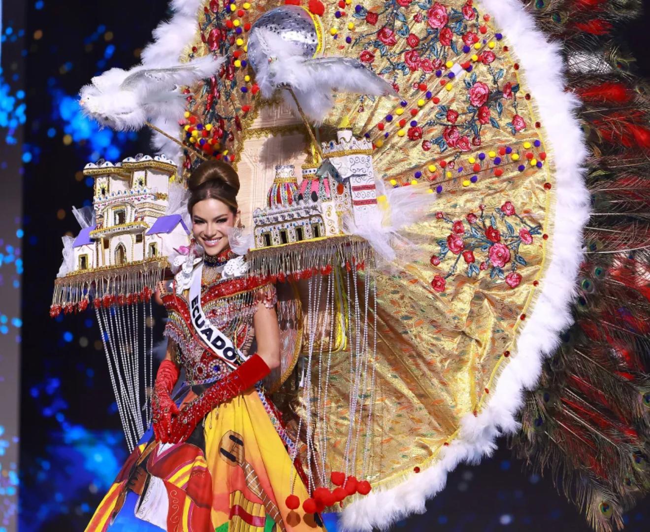 Miss Ecuador, Tema Mara, maravilló al público al subir al escenario vestida como una representación de la capital del centro histórico de Quito. Su majestuoso traje incluyó réplicas de las icónicas iglesias de San Francisco y Santo Domingo sobre sus hombros, simbolizando la rica herencia arquitectónica y cultural de la ciudad, declarada Patrimonio de la Humanidad.