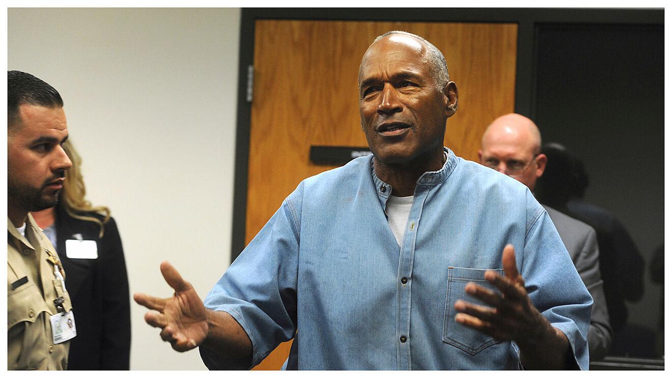 <b>O.J. Simpson</b>La ex estrella del futbol americana fue acusado del homicidio de su esposa y amante. Cabe recalcar que existe una serie donde se analiza y se muestran las pruebas claras de lo que sucedió<b> The Run of His Life: The People v. O.J. Simpson</b>