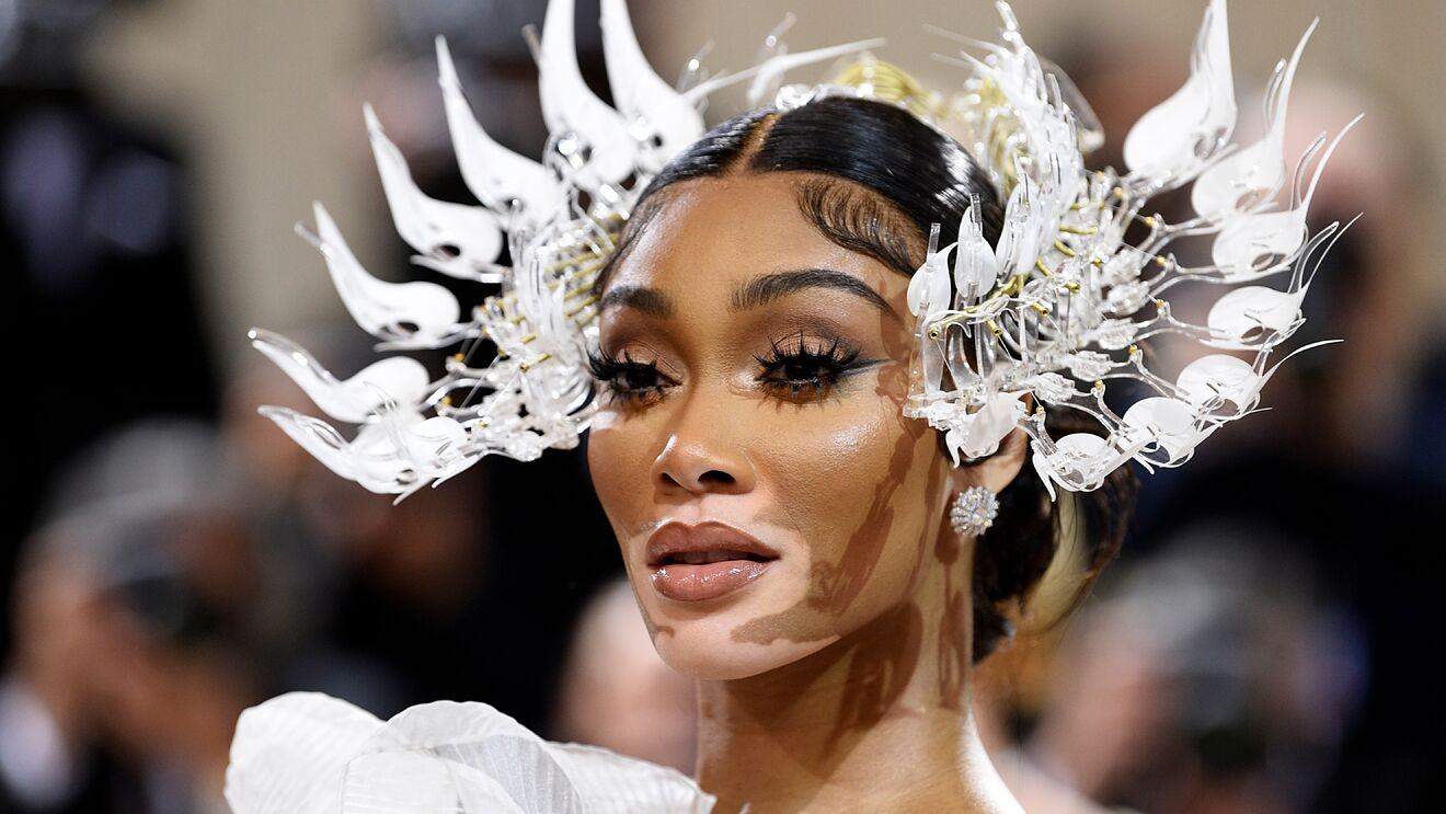 El increíble tocado que ha llevado Winnie Harlow forma parte del diseño creado por Iris Van Herpen.
