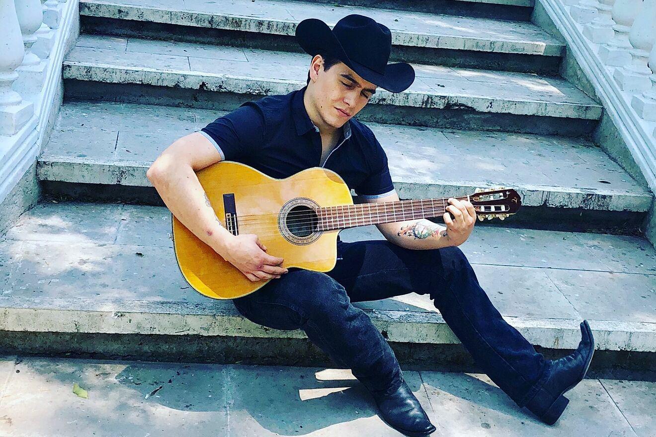 Julián aprendió de manera natural a cantar, a tocar la guitarra, a pisar un escenario sin temor, a entrar a un estudio de grabación, guiado por sus padres.