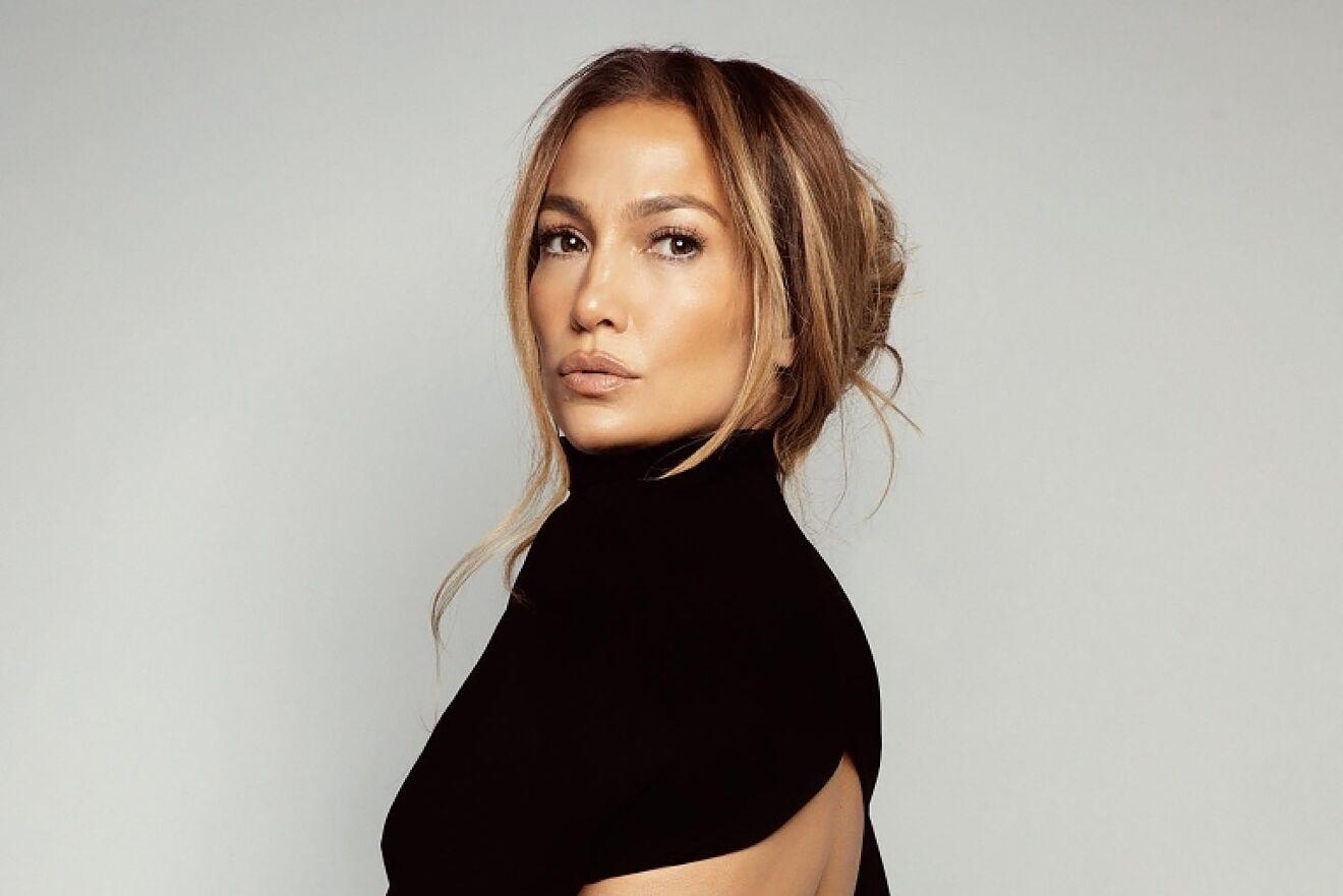<b>Jennifer Lopez</b> La cantante confesó que se convirtió a este estilo de vida después del nacimiento de sus hijos con Marc Anthony, pues encontró los beneficios que dejar la carne que le aportaron a su salud, como despertar llena de energía. No obstante, a JLo se le ha criticado mucho por afirmar que es vegana y seguir utilizando atuendos con pieles de animales.