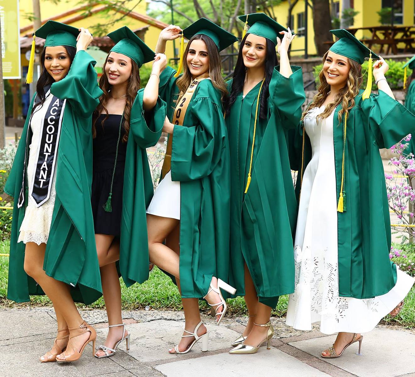 En una solemne ceremonia, los Seniors de Campo School recibieron de manos de las autoridades de la institución su título de High School, culminando una importante etapa académica. Los graduandos fueron felicitados por este significativo logro por sus familiares que marca el inicio de nuevos desafíos y oportunidades. Valentina Valerio, Adriana Teruel, Juline Hasbún, Andrea Rivera y Jessy Gutiérrez