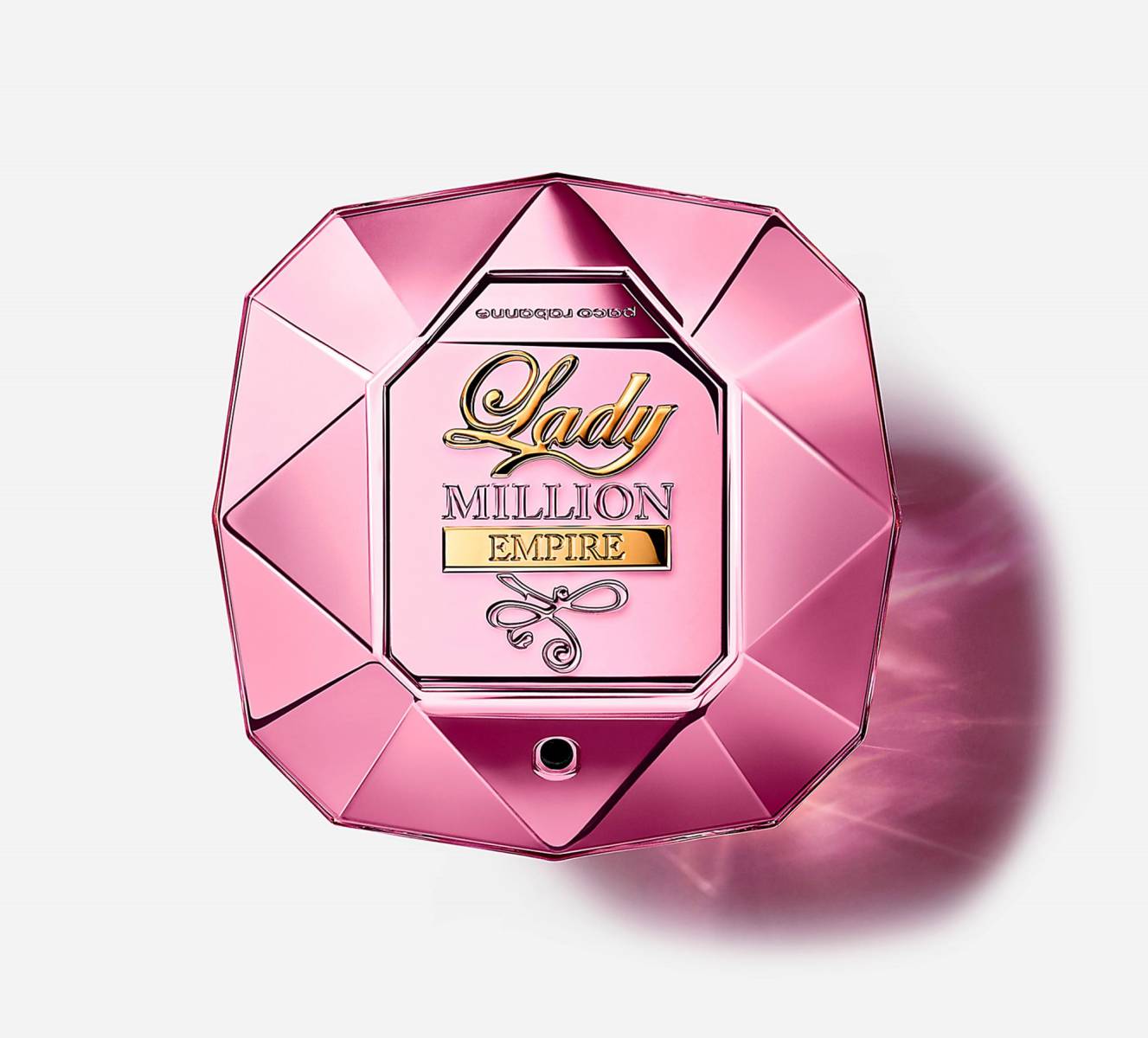 <b>LADY MILLION EMPIRE EAU DE PARFUM by Paco Rabanne.</b> Esta fragancia chipre floral contrasta un aroma ultrafacetado con embriagadores efluvios de fruta, coñac y madera. Se añaden pétalos de cristal de magnolia, para aportar una mayor frescura, y flor de azahar, seductora y carnal, impregnada de notas de cuero y albaricoque.