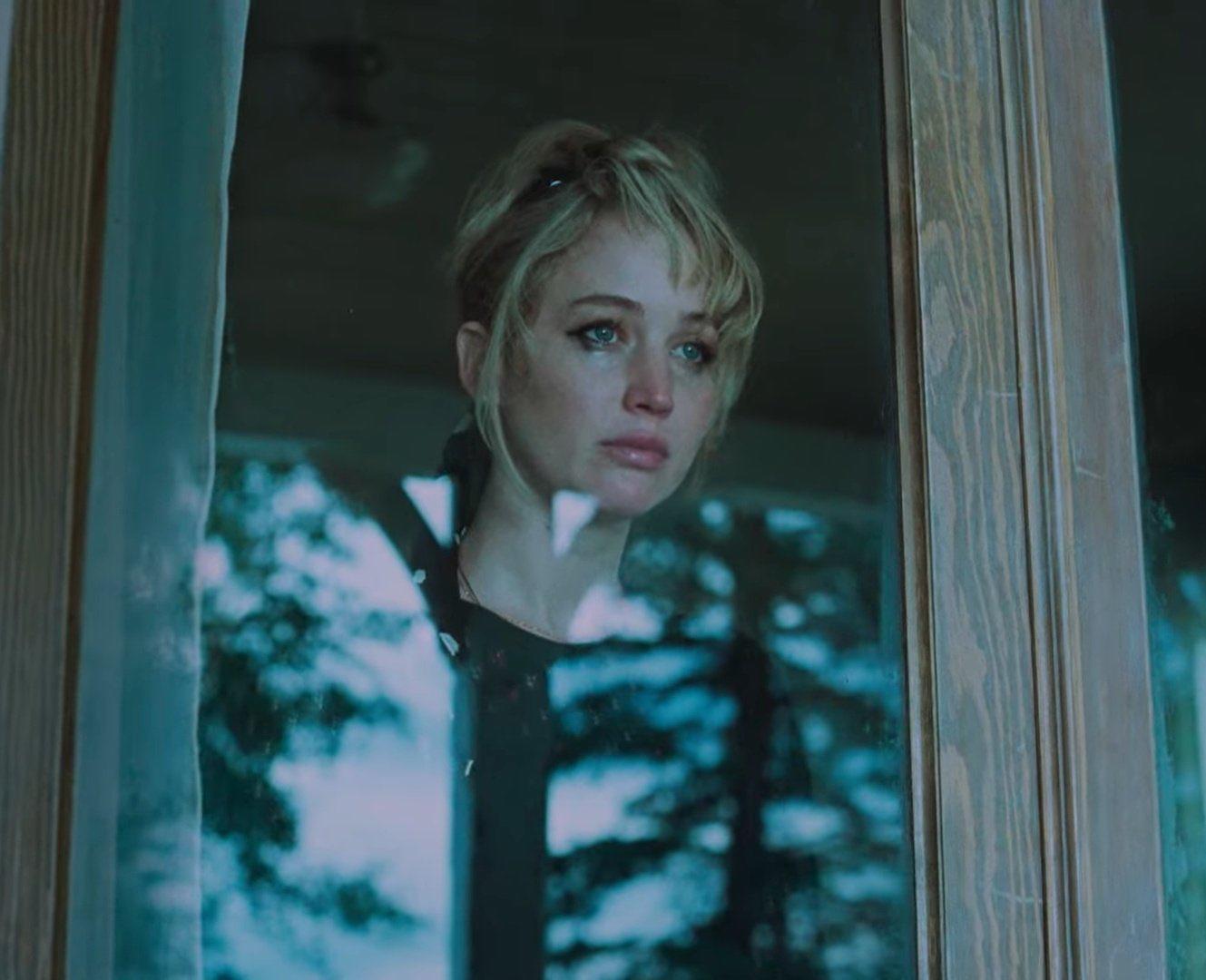 “Die, My Love” es un retrato fuerte sobre el deseo de escapar de la rutina, el peso de la maternidad y las expectativas que recaen sobre las mujeres. La película explora el amor como una fuerza tan destructiva como liberadora, donde la pasión y la locura se entrelazan siendo una solo.