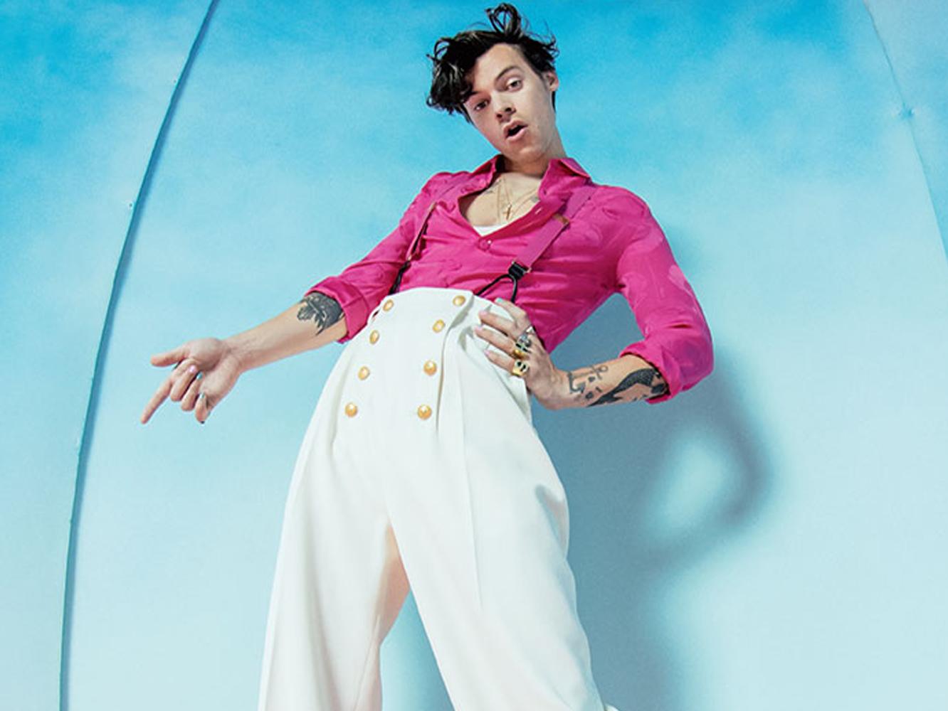 Es verdad que el pantalón de tiro alto no es una prenda para todo el mundo pero parece que Harry ha nacido para llevarla. Le da un aire retro a sus ‘looks’ al que el cantante británico es muy aficionado.