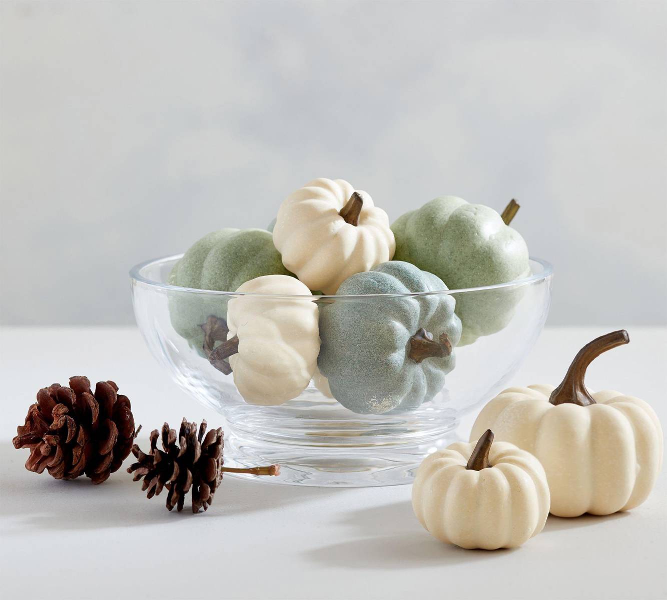 Dé la bienvenida al aire fresco y la comodidad del otoño con nuestro paquete de calabazas decorativas. En una variedad de tamaños y tonos suaves, estas pequeñas calabazas se pueden apilar en un recipiente de vidrio, un jarrón o cuenco artesanal, o esparcidas sobre la mesa del comedor para componer un centro de mesa creativo.