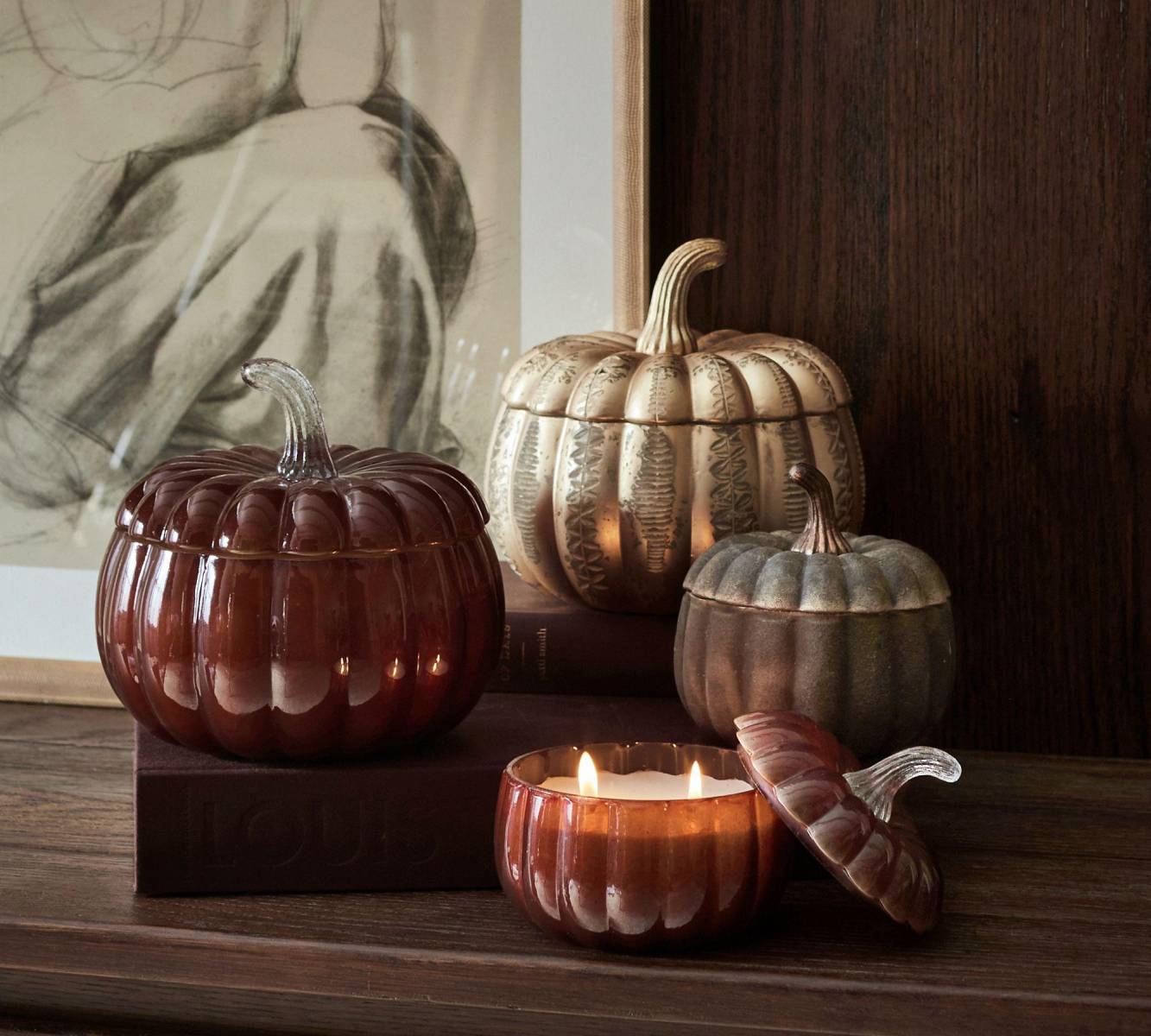 Evoca el cambio de estación con notas de canela, pimienta de Jamaica, nuez moscada, jengibre y clavo. En recipientes de vidrio reciclado con forma de calabaza, su fragancia hace que la entrada sea acogedora y la repisa de la chimenea más acogedora.
