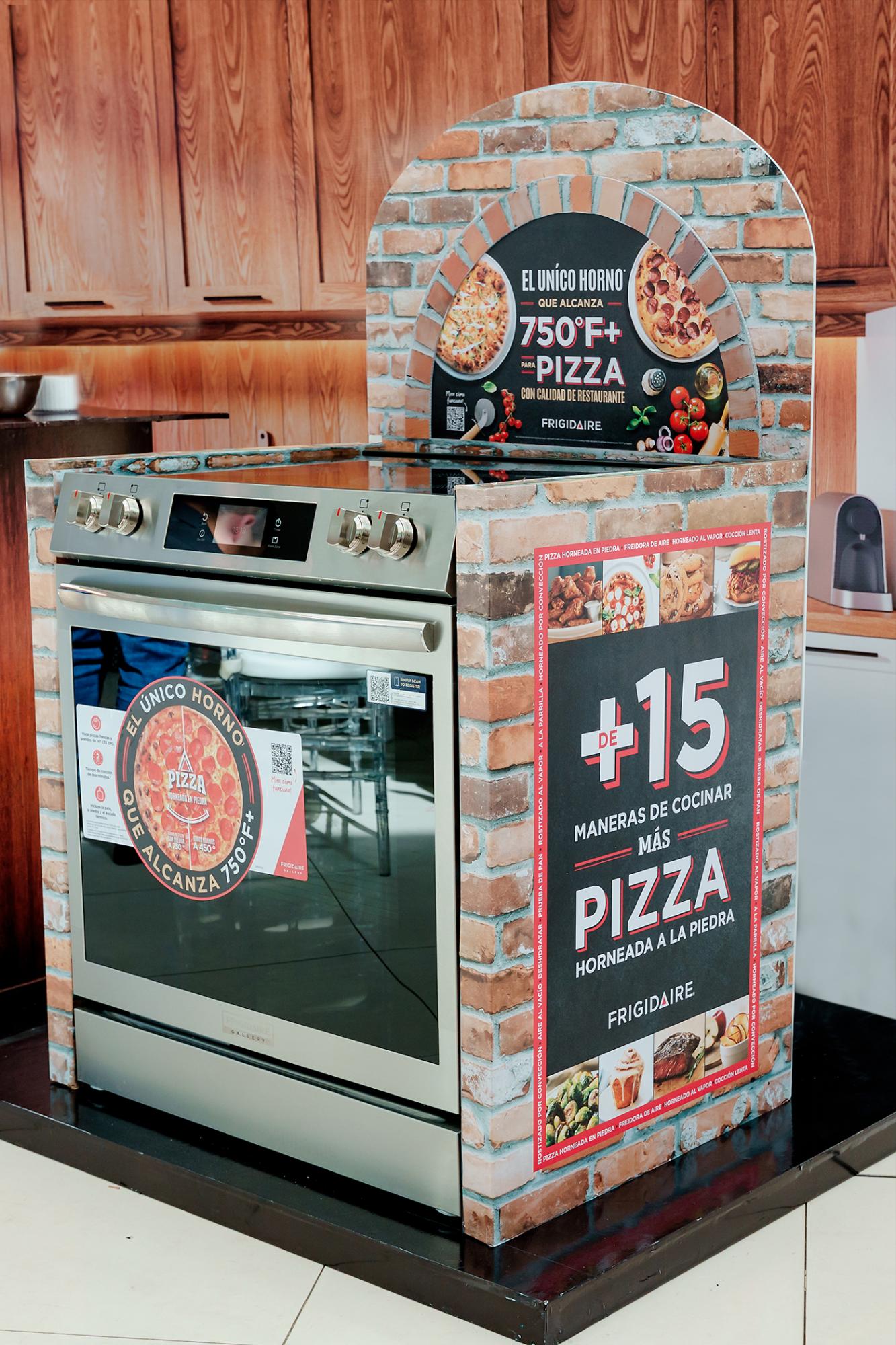 La estufa Frigidaire Pizza Range cuenta con una distribución inteligente del calor que reduce los tiempos de cocción y mantiene una temperatura estable, logrando resultados de nivel profesional.