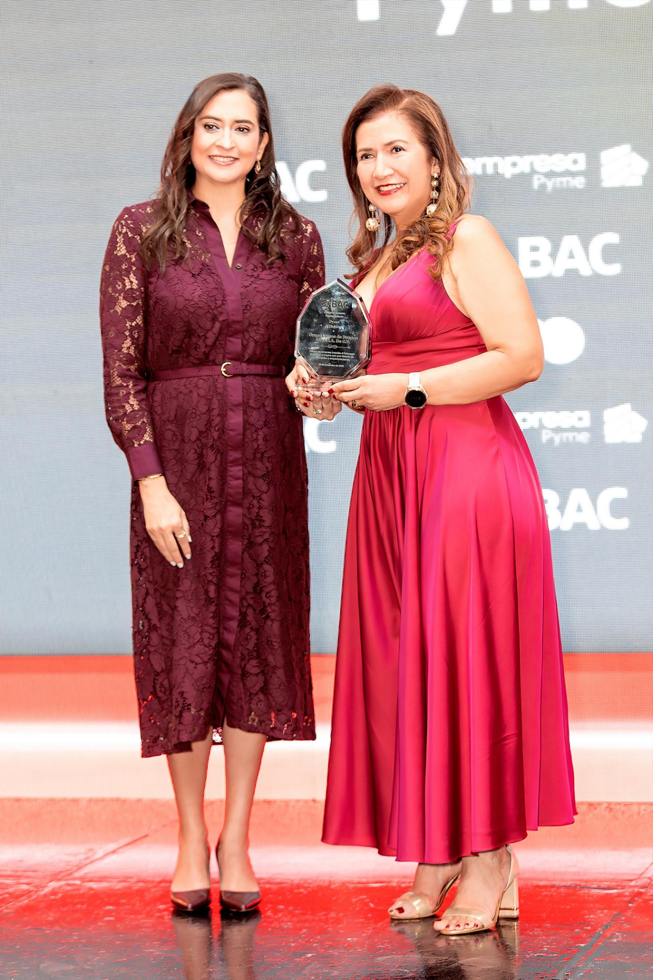 Valeria Ríos, Vicepresidente de Estrategia Comercial, Mercadeo y Sostenibilidad de BAC Honduras y Edith Molina, Gerente Propietaria Repostería La Sabrosa.