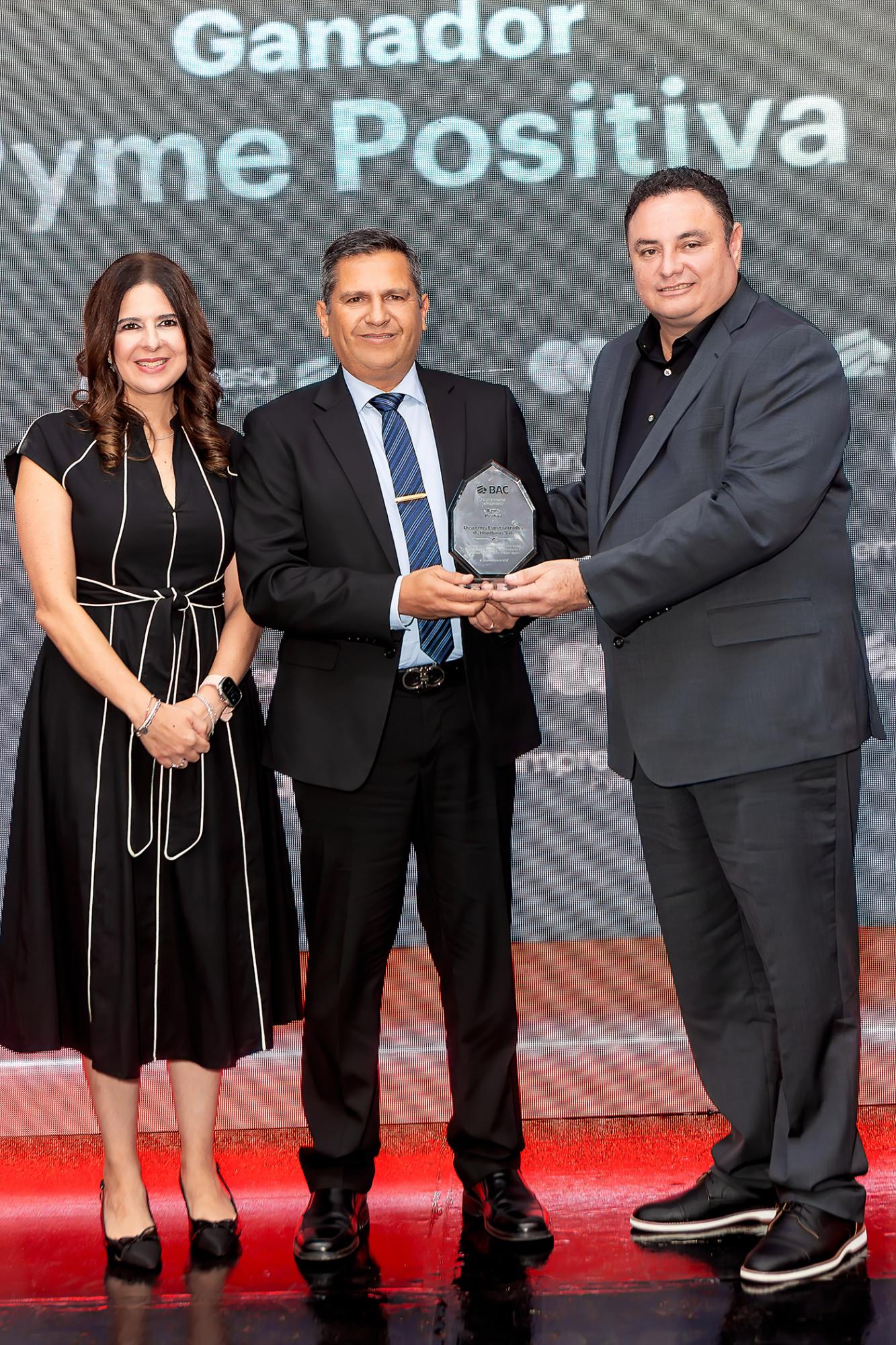 Melisa Stefan, Vicepresidente Banca de Empresas de BAC Honduras, Víctor Perelló Paranky Gerente General, Desechos Especializados de Honduras y David Valle, Gerente Diagro Honduras, Ganador de Pyme Positiva BAC 2024.