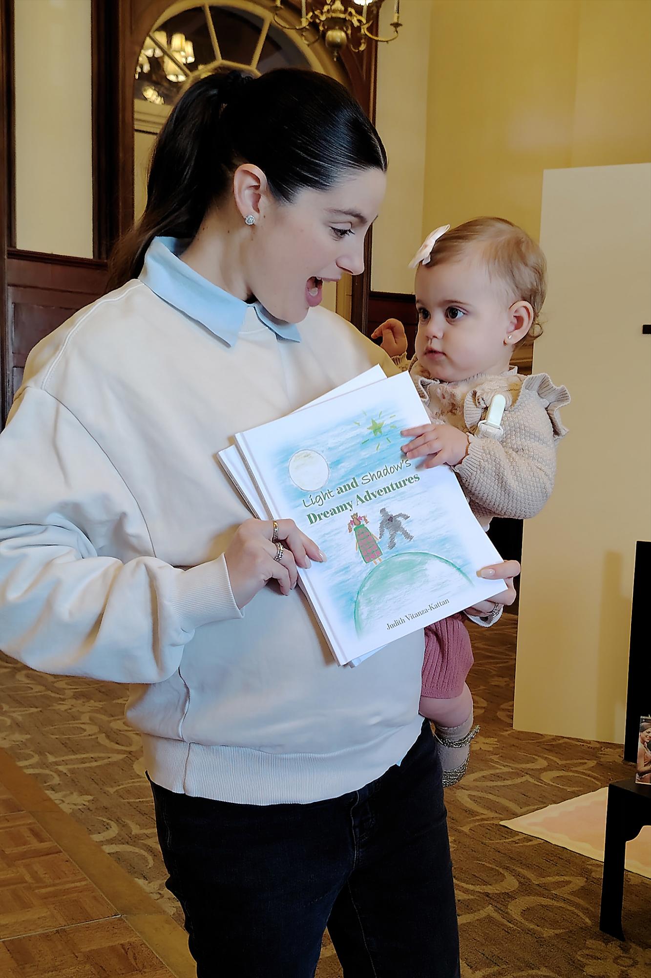 Judith Vitanza presenta su libro “Light and Shadows: Dreamy Adventures”