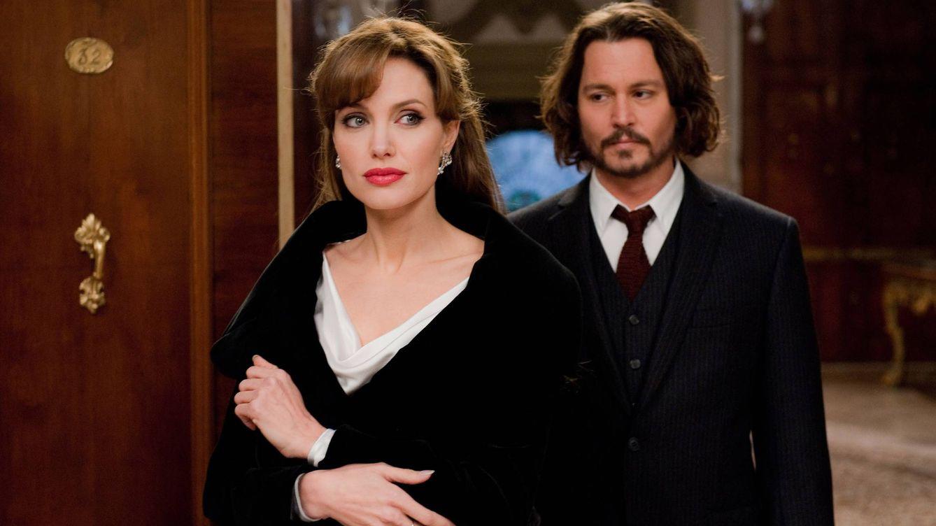 Angelina Jolie y Johnny DeppDos actores complicados en el mismo set jamás será una buena idea. Durante la grabación de “El Turista”, según comentó el círculo más cercano de Jolie, no soportaba a su colega. Por otra parte, Depp abiertamente dijo que durante el descanso del rodaje prefería estar lejos de ella. 