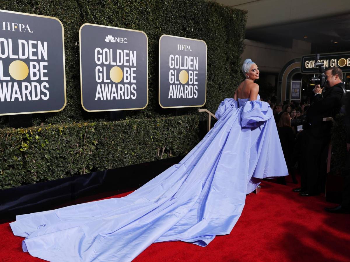 Lady Gaga en un impactante diseño de Valentino en la red carpet de los Golden Globes de 2019