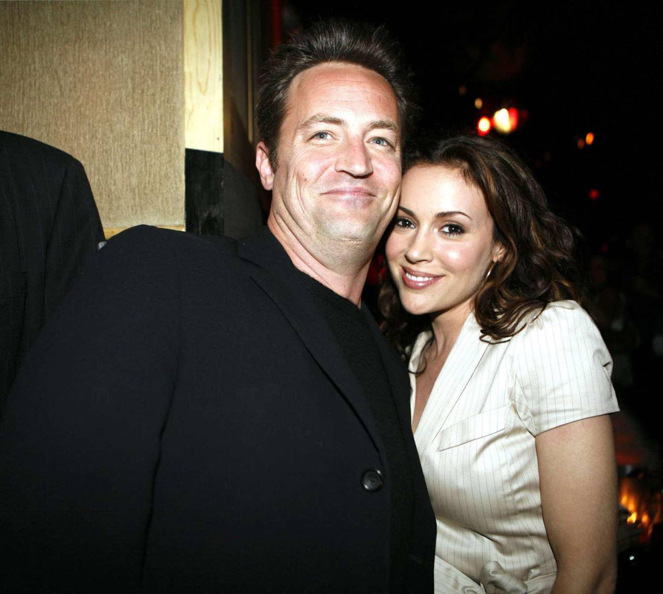 <b>Alyssa Milano</b>, quien colaboró con Perry en la película para televisión ‘Dance ‘Til Dawn’ (1988), compartió en su cuenta de <a rel="nofollow" href="https://www.instagram.com/p/Cy-BGWrLVdH/?img_index=1">Instagram</a>:“Matty siempre fue la persona más divertida de la sala. Y el MÁS AMABLE. El fue amable. Matty, ¿recuerdas cuando íbamos a jugar bingo a esa iglesia en el valle? Me hiciste reír con esa risa dolorosa. Una risa de grito. Me hiciste llorar-reír. Mi más sentido pésame a todos los que lo amaron”