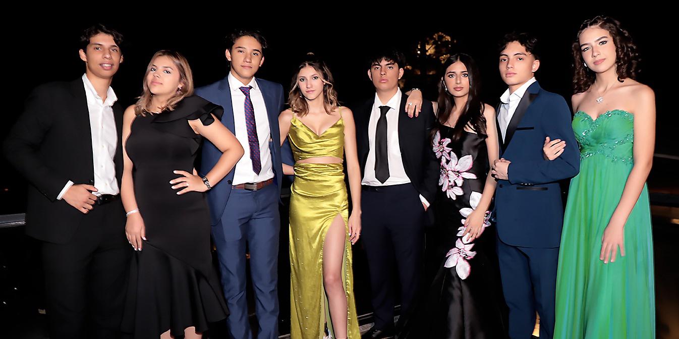 Bajo la luz de la luna y a la altura de Restaurante La Cumbre, los estudiantes de Acton Academy se reunieron para celebrar su Senior Dinner, uno de sus últimos eventos antes de su graduación. Durante la velada, conmemoraron su trayecto y los lazos de amistad que han forjado y que han resistido las pruebas del tiempo. 