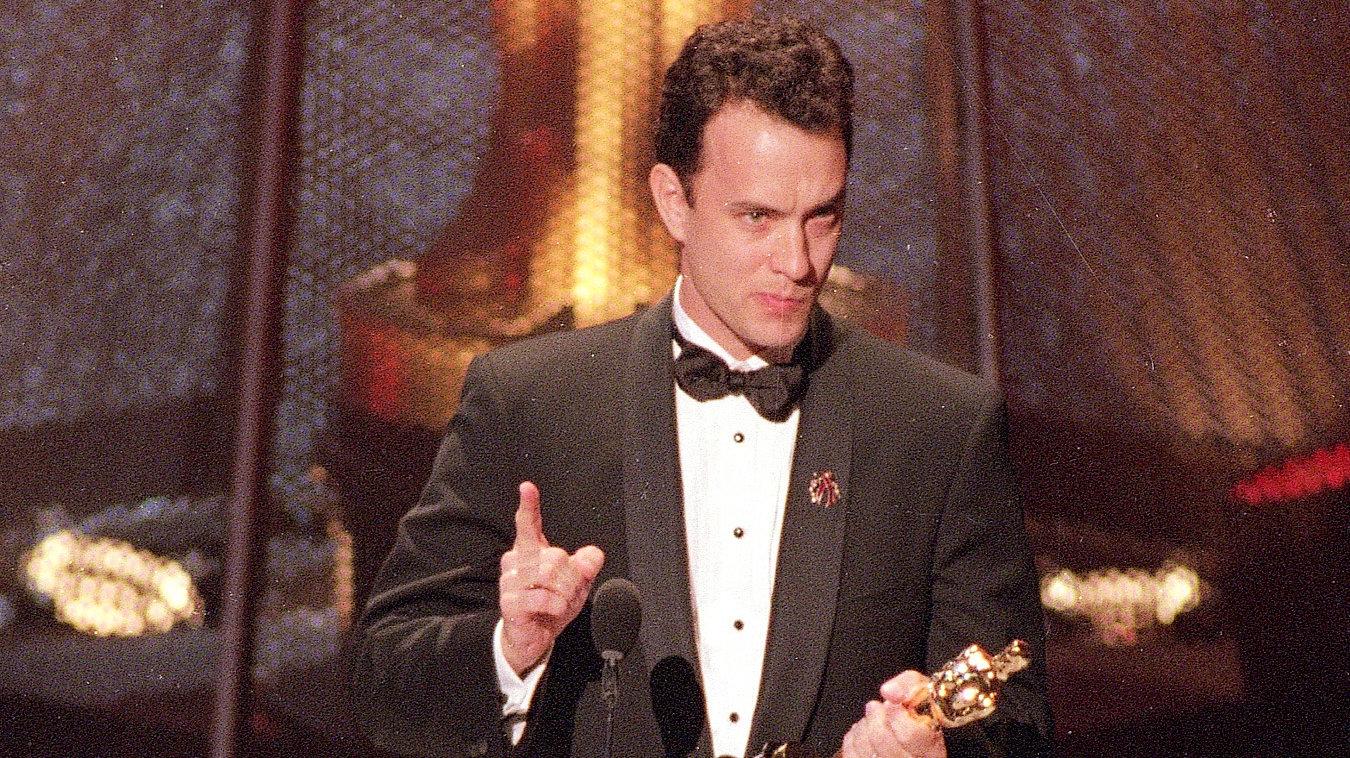 <b>Tom Hanks</b>En la Edición 66 en 1993 Hanks potagoniza uno de los discursos más importantes de la industria en contra de la ignorancia y los prejuicios que suscitaba el VIH en esa época, además de estar a favor del colectivo homosexual.”No estaría parado aquí si no fuera por dos hombres muy importantes en mi vida, dos hombres<b> </b>con los que no había hablado en mucho tiempo hasta la otra noche. El señor Rawley Farnsworth, que fue mi profesor de teatro en el instituto, que me enseñó a actuar bien el papel, ahí está toda la gloria. Y uno de mis compañeros de clase, el Sr. John Gilkerson. Menciono sus nombres porque son dos de los mejores estadounidenses gay, dos hombres maravillosos con los que tuve la buena fortuna de asociarme, de caer bajo su inspiración a una edad tan temprana. Ojalá mis hijos pudieran tener el mismo tipo de maestro, el mismo tipo de amigos.”