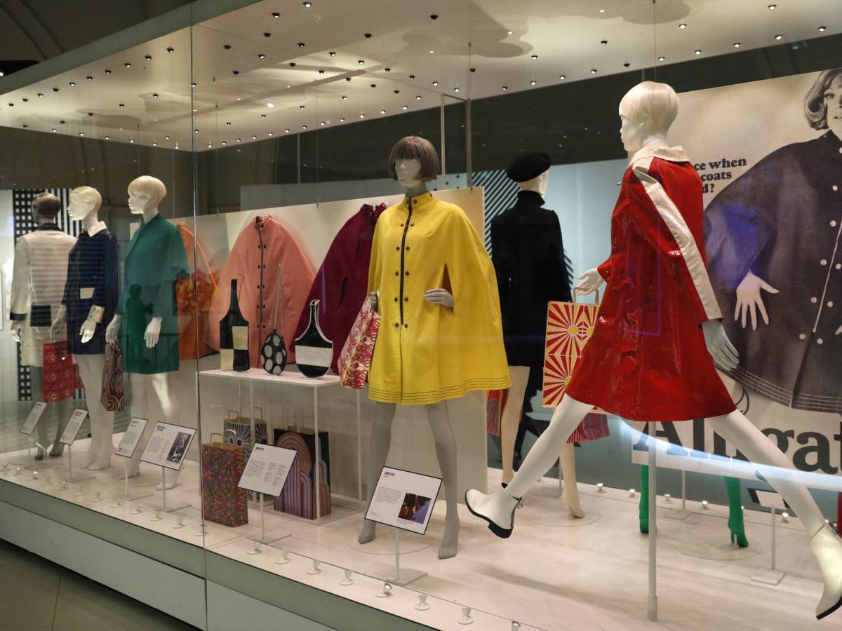 En esta imagen de 2019, prendas icónicas de Mary Quant son presentadas en una exposición retrospectiva en el Victoria and Albert Museum en Londres. (Photo by Adrian DENNIS / AFP)
